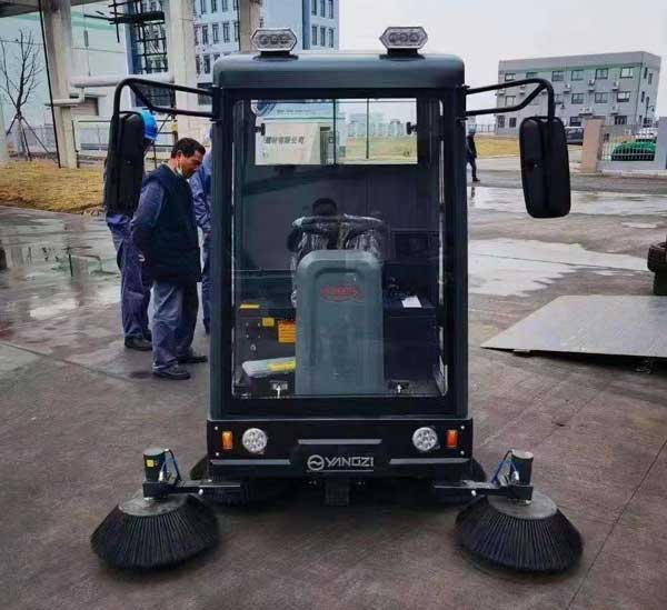 安徽揚(yáng)子掃地車，全封閉式吸塵清掃
