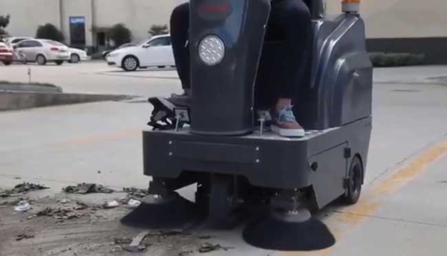 揚(yáng)子駕駛式掃地機(jī)S4型號